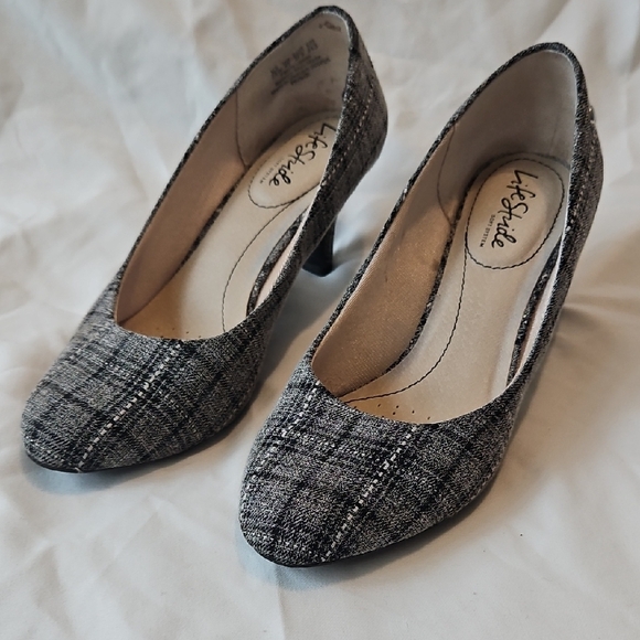 Life Stride Women's Textured Black Heels - Picture 1 of 4